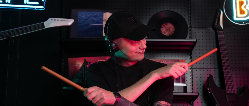 Gra na perkusji elektronicznej AeroBand PocketDrum 2 Max zapewnia wrażenia bliskie doświadczeniu gry na prawdziwej perkusji.