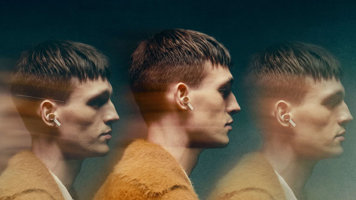 Dobrze dopasowane słuchawki Beoplay Eleven są wygodne i nie wypadają podczas ruchu głową.