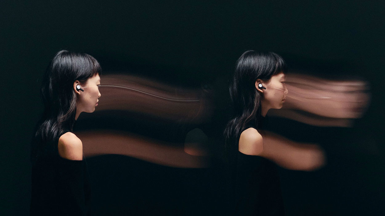 Zdjęcie ilustruje dwa tryby działania słuchawek Beoplay Eleven, tryb redukcji szumów i tryb przezroczystości.