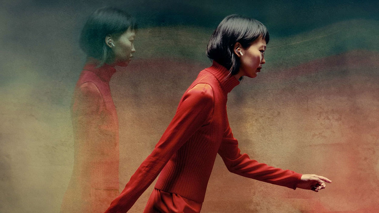 Ilustracja odporności słuchawek Beoplay Eleven na mokre warunki.