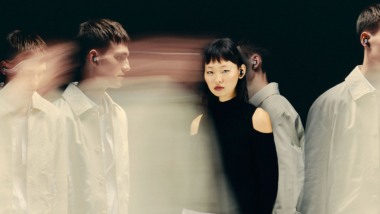 Ilustracja dużej mocy słuchawek Beoplay Eleven.