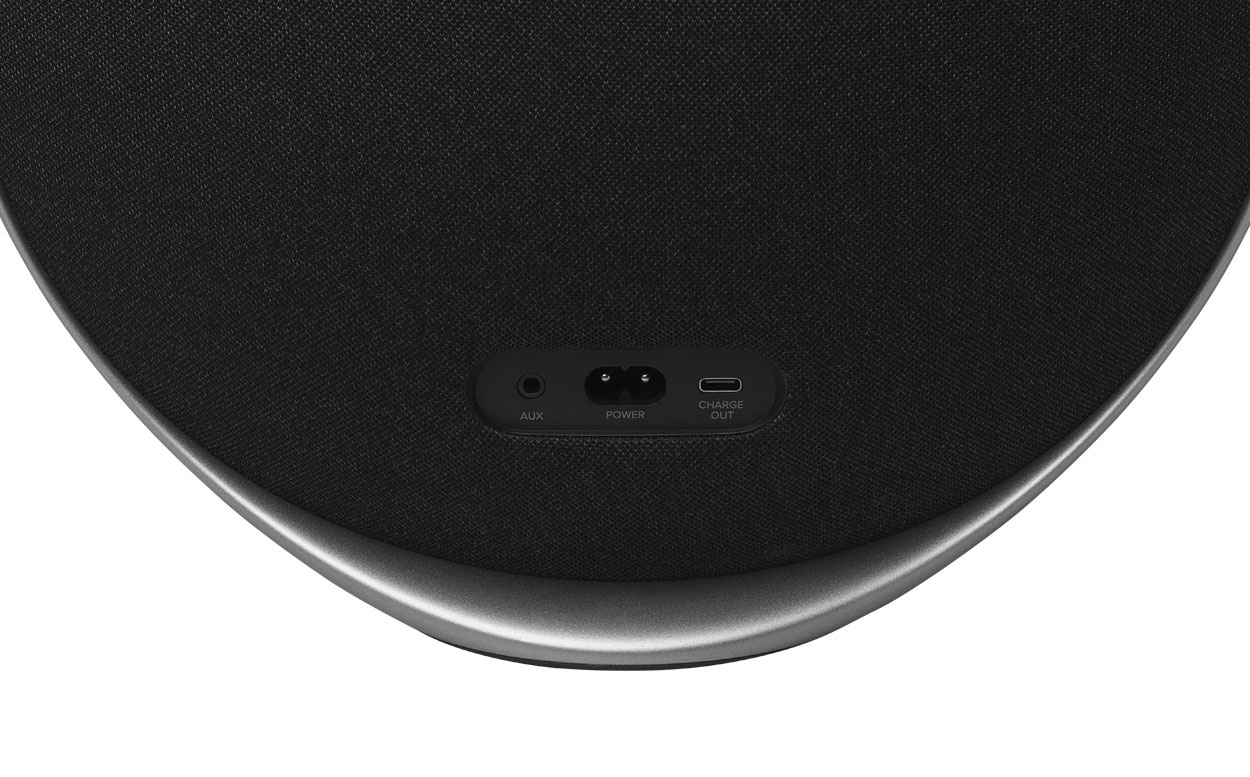 Port ładujący USB głośnika Onyx Studio 9 umożliwia jego ładowanie w czasie przesyłania dźwięku.