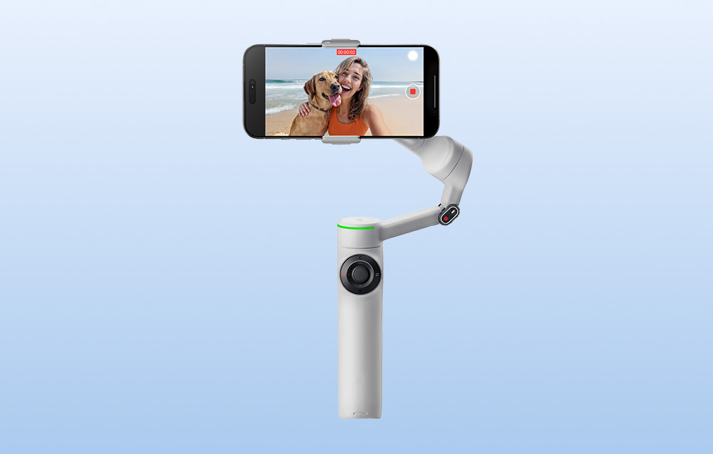 Widok z przodu stabilizatora Insta360 Flow 2 Pro z zamocowanym smartfonem