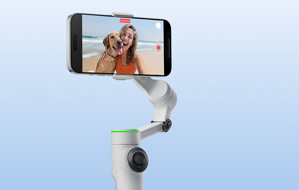 Zdjęcie ramienia stabilizatora Insta360 Flow 2 Pro, na którym znajduje się smartfon.