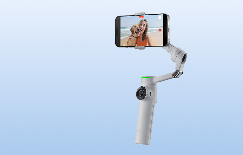 Widok z boku stabilizatora Insta360 Flow 2 Pro z zamocowanym smartfonem