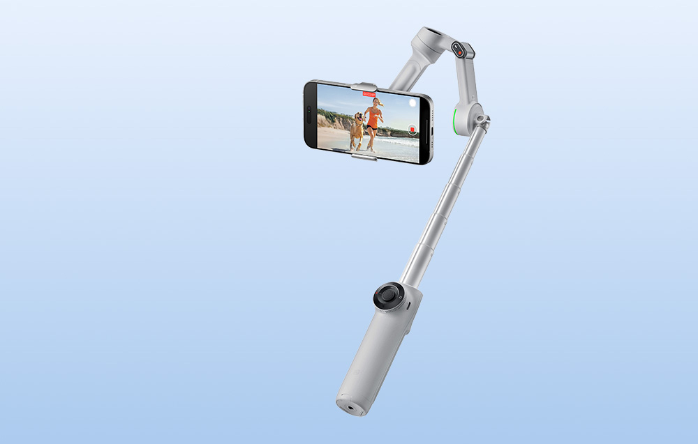 Zdjęcie stabilizatora Insta360 Flow 2 Pro z rozłożonym wysięgnikiem i zamontowanym smartfonem