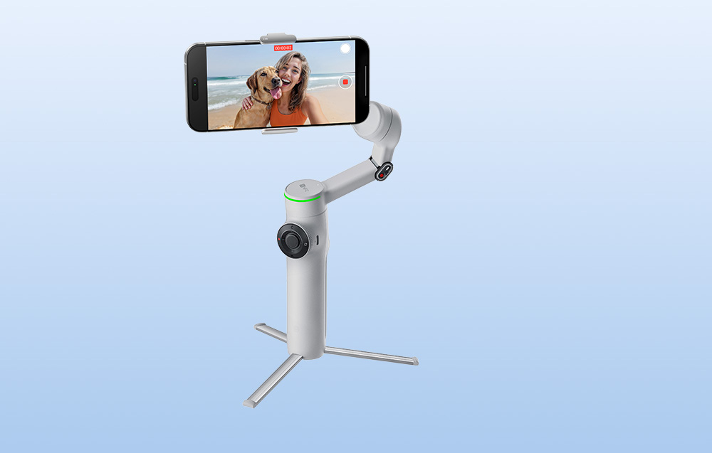 Zdjęcie stabilizatora Insta360 Flow 2 Pro z rozłożonym statywwem i zamontowanym smartfonem