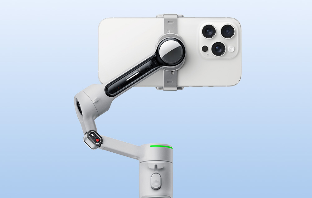 Zdjęcie ramienia stabilizatora Insta360 Flow 2 Pro, na którym znajduje się smartfon.