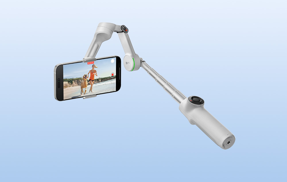 Zdjęcie stabilizatora Insta360 Flow 2 Pro z rozłożonym wysięgnikiem i zamontowanym smartfonem