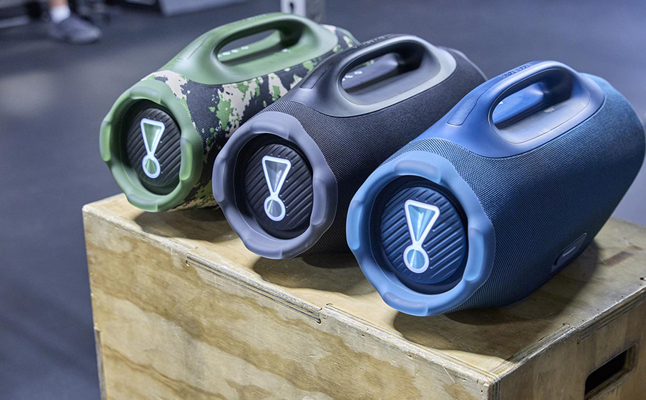 Trzy głośniki JBL Boombox 4 – ilustracja ekologicznego podejścia JBL do ochrony środowiska.