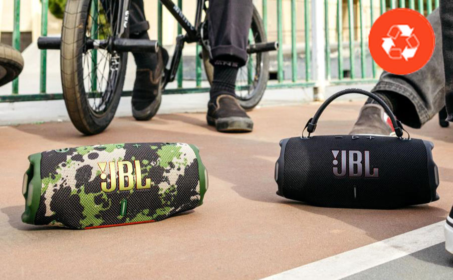 Ilustracja pokazuje dwa głośniki JBL Charge 6 ustawione na chodniku. Ich  maskownice wykonano z tkanin pochodzących z recyklingu.
