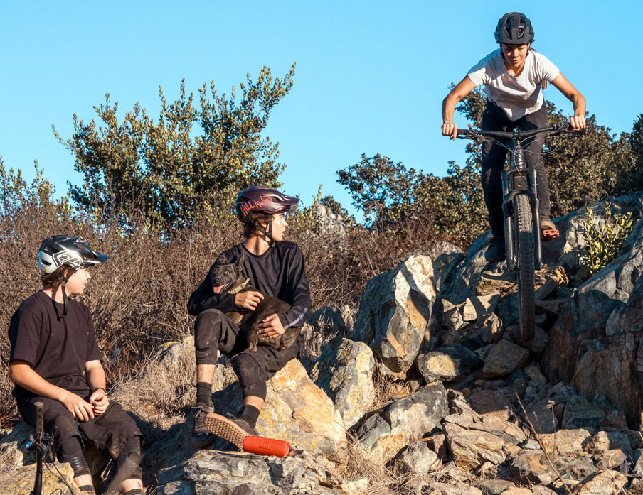 JBL Flip 7 – głośnik leży na dużym kamieniu. Zdjęcie nawiązuje do legendarnej konstrukcji JBL, odpornej na wodę, kurz i upadki.
