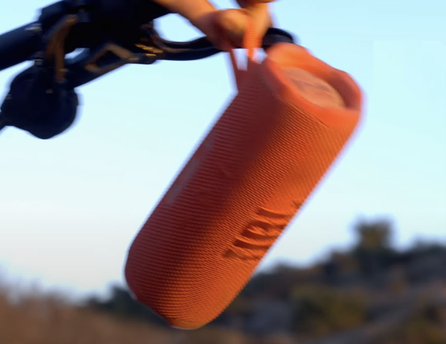 JBL Flip 7 – głośnik jest zawieszony na ramie roweru. Taką możliwość daje system wymiennych akcesoriów Pushlock.