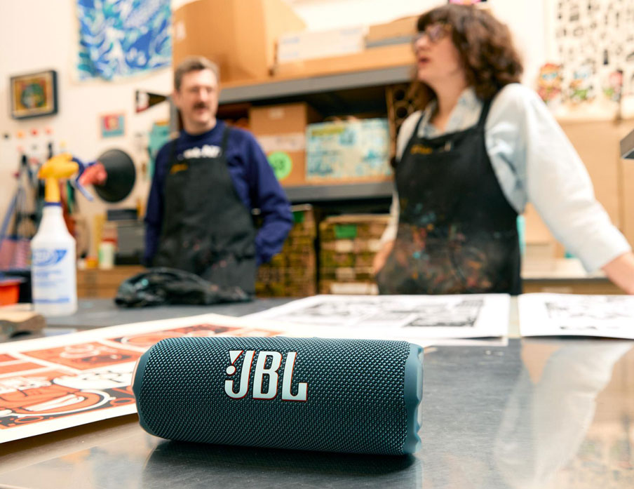 JBL Flip 7 – głośnik zawiera 77% plastiku pochodzącego z recyklingu konsumenckiego oraz 100% tkaniny z recyklingu w osłonie głośnika.