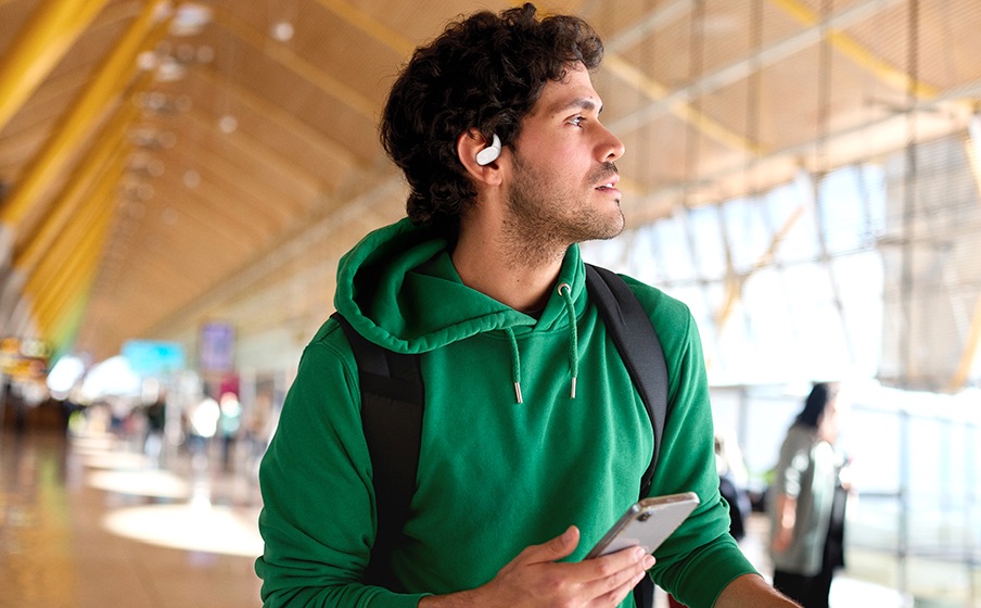 Osoba używa słuchawek JBL Sense Lite podczas długiej podróży