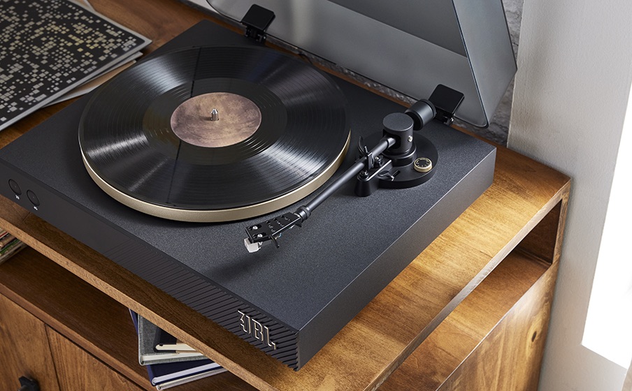 Gramofon JBL Spinner BT na półce, gotowy do odtwarzania muzyki