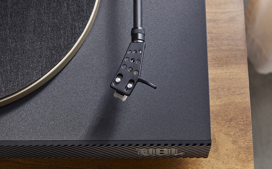 Widok aluminiowego ramienia gramofonu JBL Spinner BT