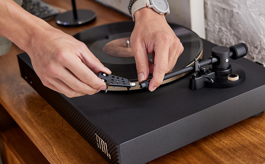 Użytkownik słuchawek Gramofon JBL Spinner BT tworzy osobisty profil słuchowy.