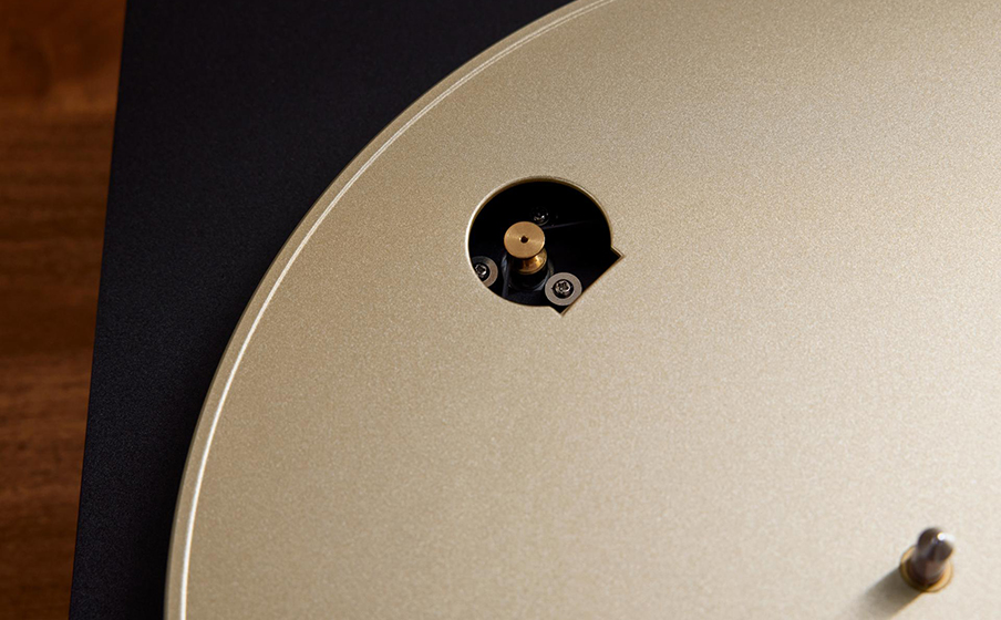 Osoba zakłada końcówkę uszczelniającą na słuchawkę Gramofon JBL Spinner BT