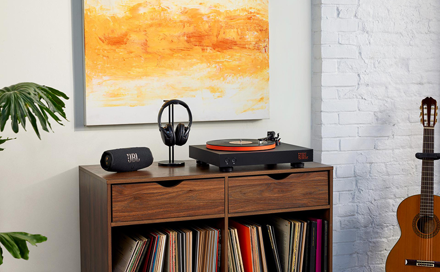 Ładowanie słuchawek Gramofon JBL Spinner BT w etui.