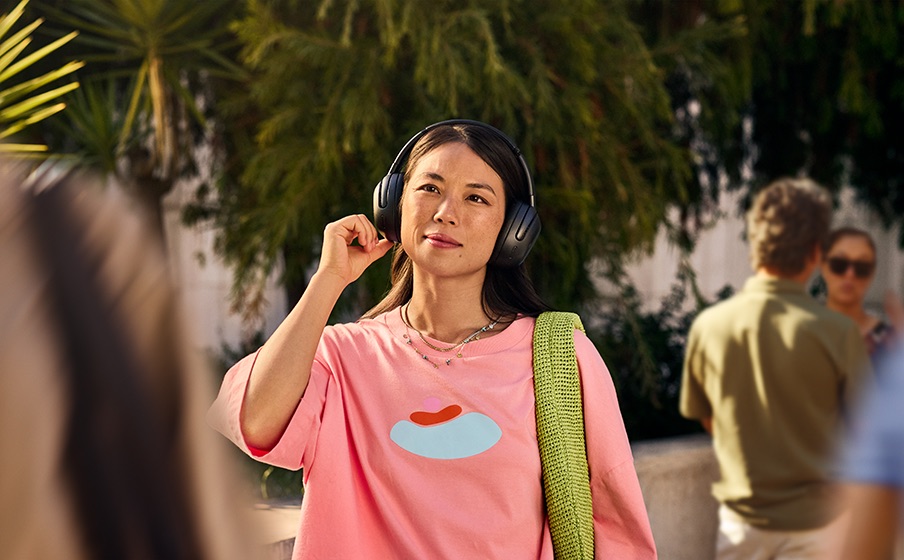 Osoba ze słuchawkami JBL Tour One M3_ na spacerze