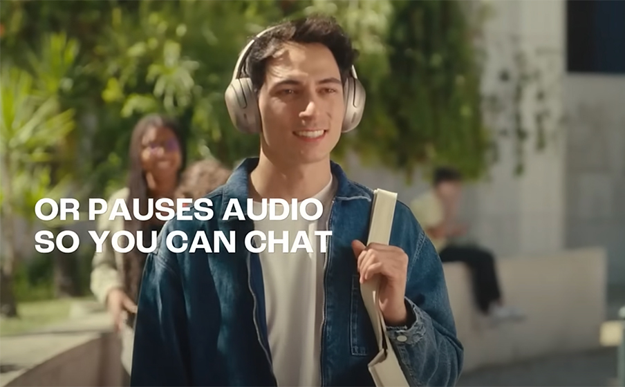 Słuchawki JBL Tour One M3 ułatwiają użytkjownikowi rozmowę dzięki trybowi Talkthru.