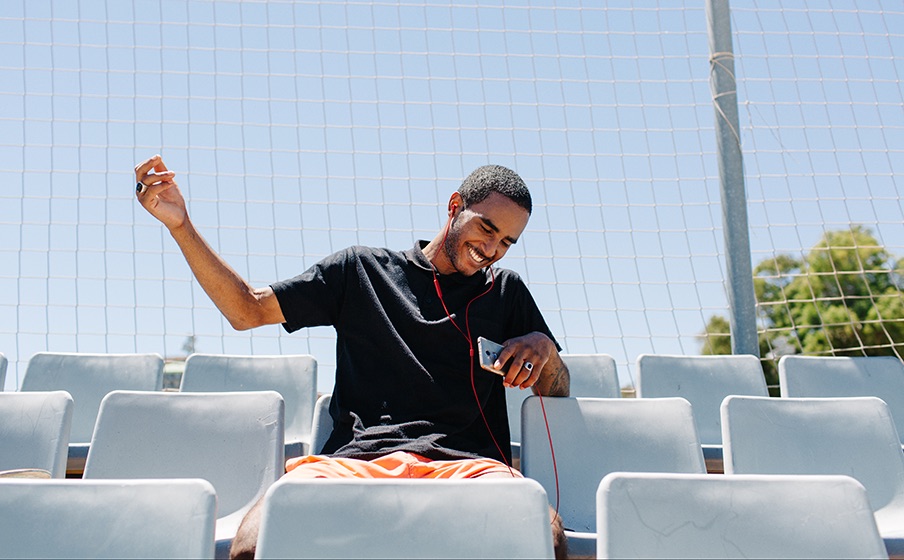 Ilustracja pokazuje doskonałe brzmoienie słuchawek JBL Tune 305C