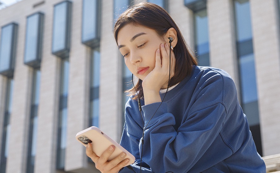 Ilustracja pokazuje  ożliwość podłączenia słuchwek JBL Tune 305C do urządzeń USB-C, w tym przypadku do iPhone'a.