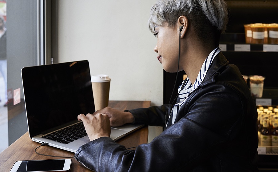 Pilot słuchawek JBL Tune 305C umożliwia modyfikowanie ustawień korektora.