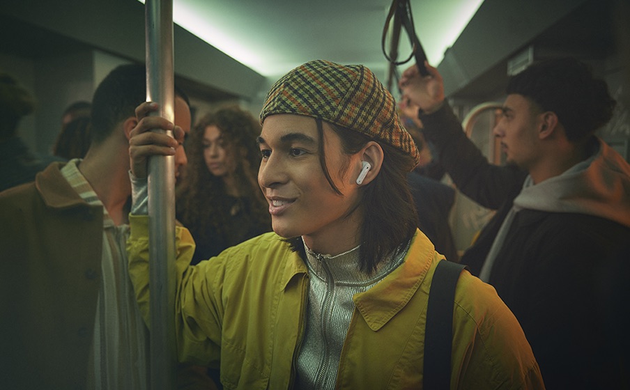 Osoba ze słuchawkami JBL Tune Flex 2 w komunikacji publicznej