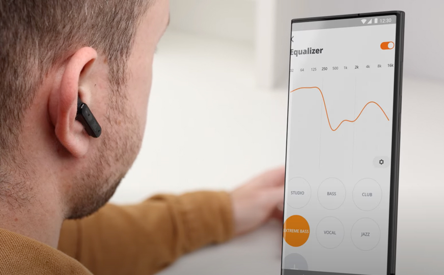 Użytkownik słuchawek JBL Tune Flex 2 tworzy osobisty profil słuchowy.