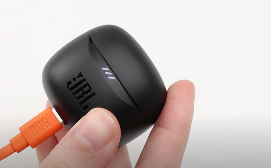 Ładowanie słuchawek JBL Tune Flex 2 w etui.
