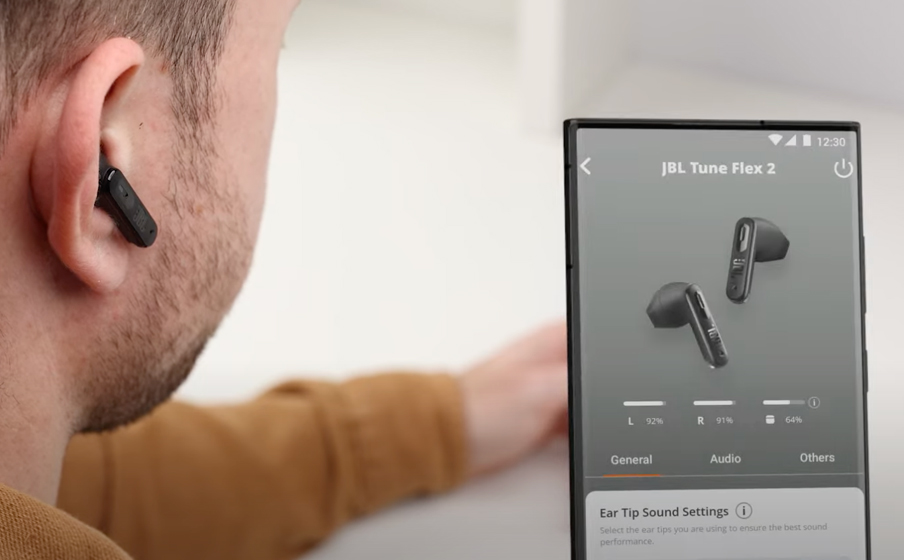 Osoba konfiguruje słuchawki JBL Tune Flex 2 przy pomocy aplikacji.