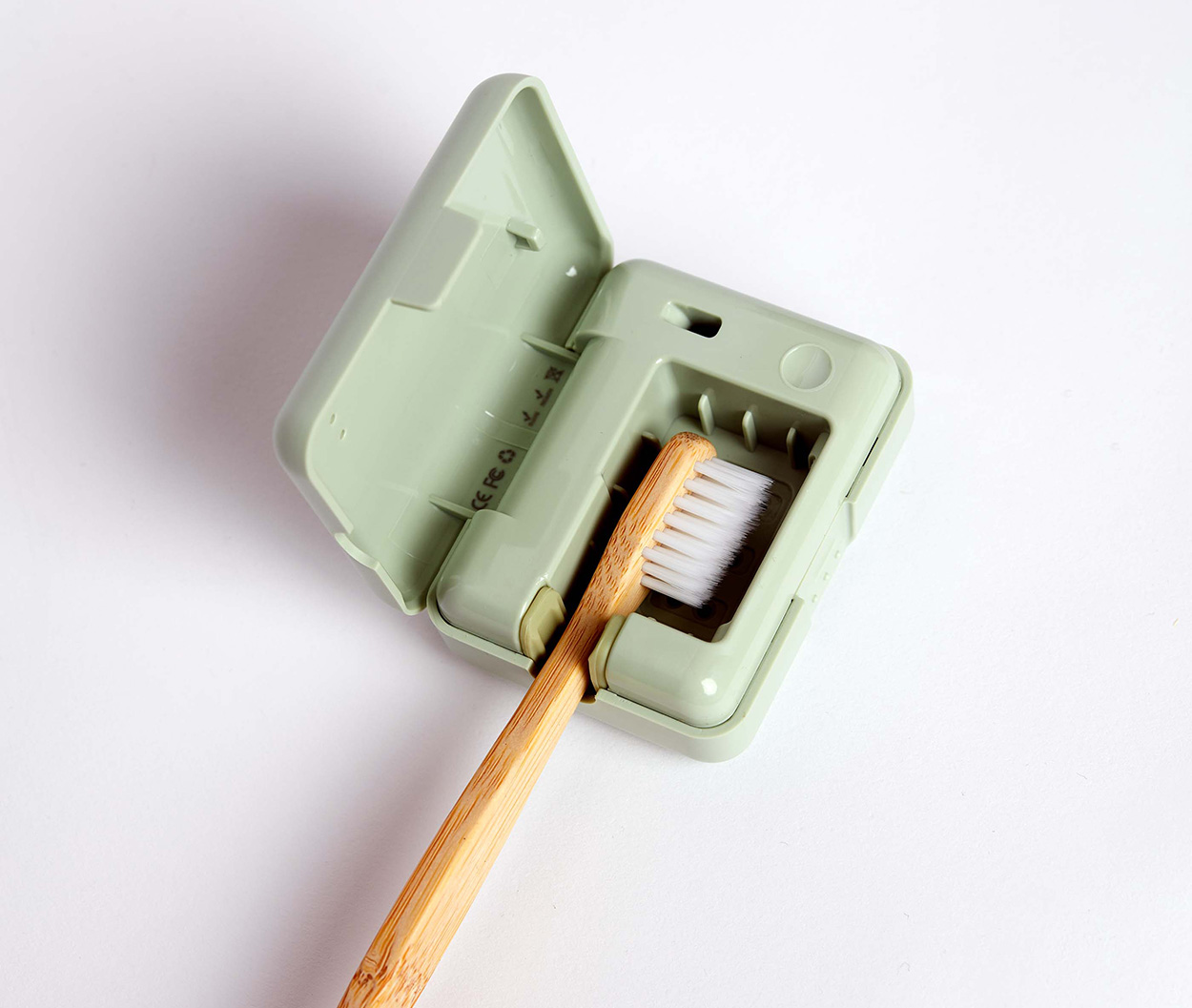 Szczoteczka do zębów umieszczona w sterylizatorze Lucent Aurora Toothbrush Steriliser.