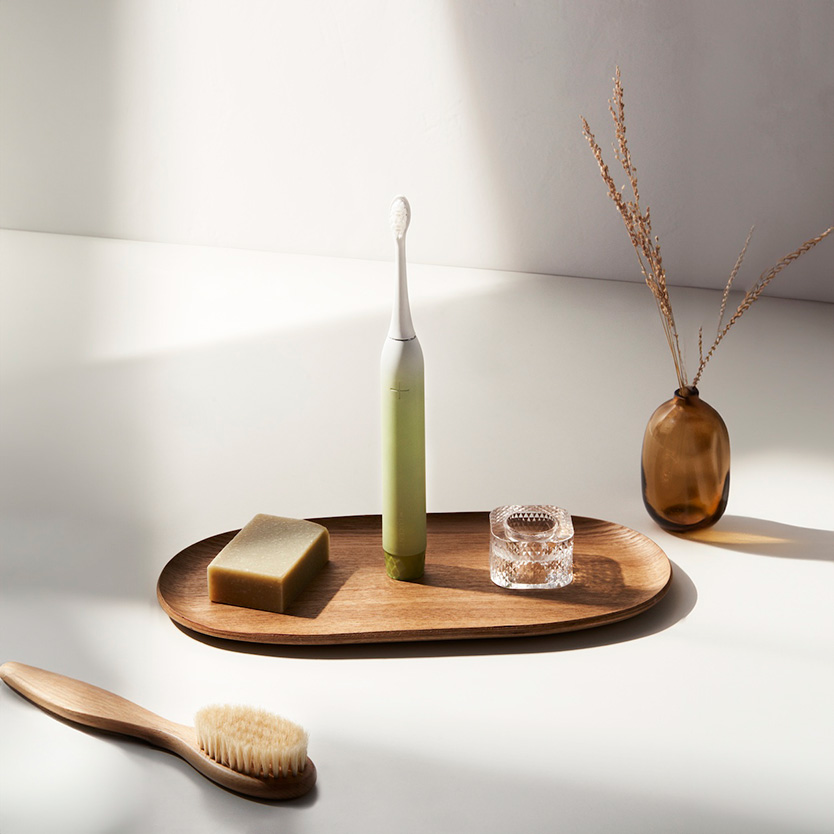 Szczoteczka Lucent Prism Sonic i ładowarka na półce w łazience