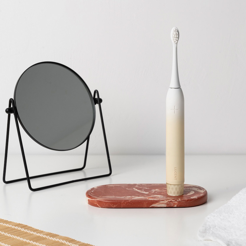 Szczoteczka Lucent Prism Sonic na półce obok lusterka