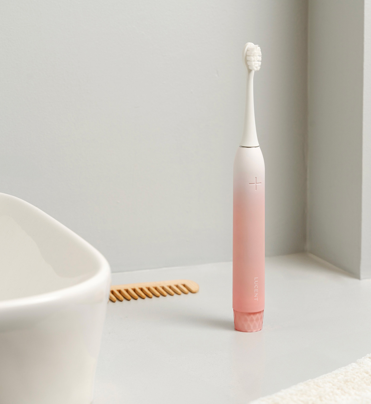 Szczoteczka Lucent Prism Sonic obok umywalki