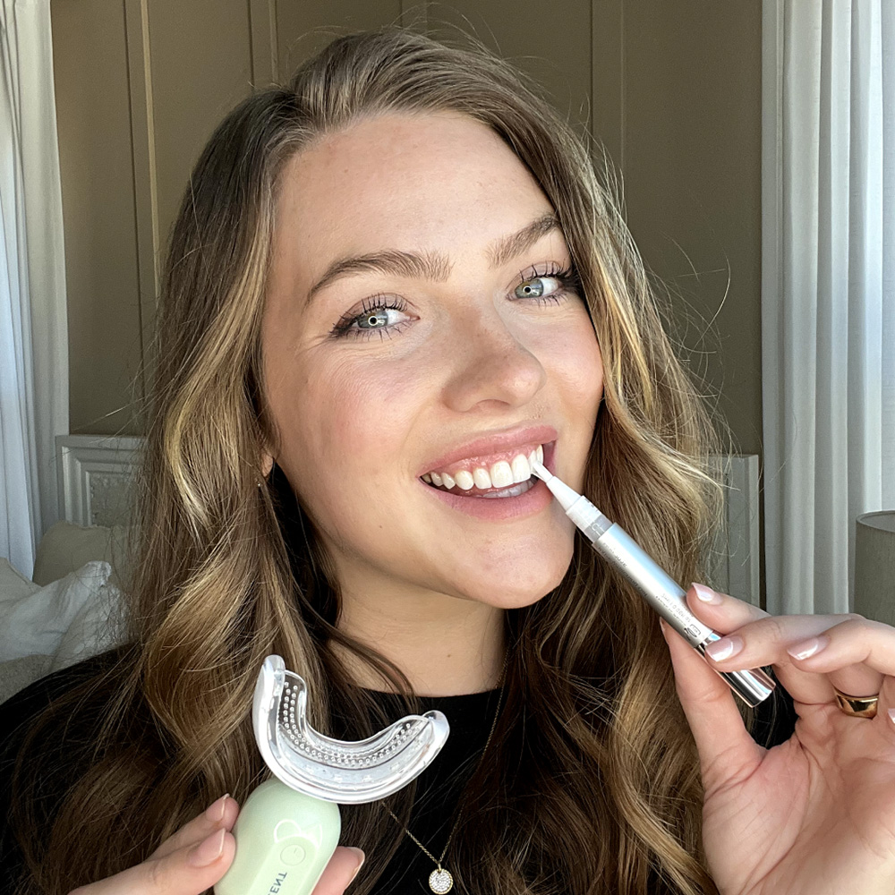 Osoba nakłada warstwę żelu wybielającego PAP+ na zęby