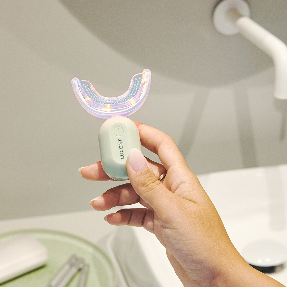 Aktywator LED zestawu Lucent Lucent Stellar Gentle Teeth Whitening Kit emitujący światło niebieskie i czerwone