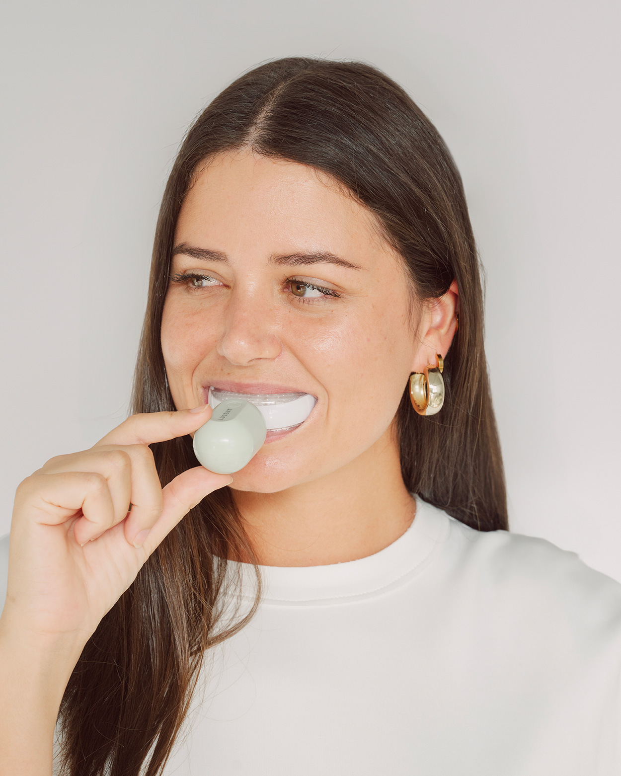 Przykład użycia aktywatora LED zestawu Lucent Lucent Stellar Gentle Teeth Whitening Kit