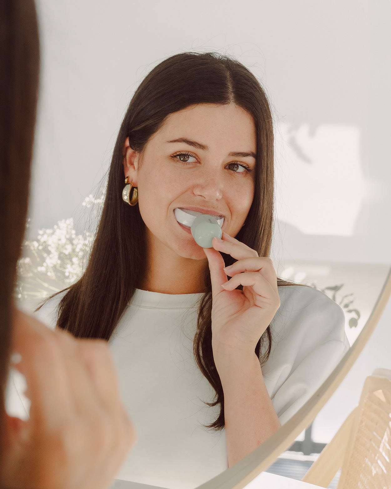 Kolejny przykład użycia aktywatora LED zestawu Lucent Lucent Stellar Gentle Teeth Whitening Kit