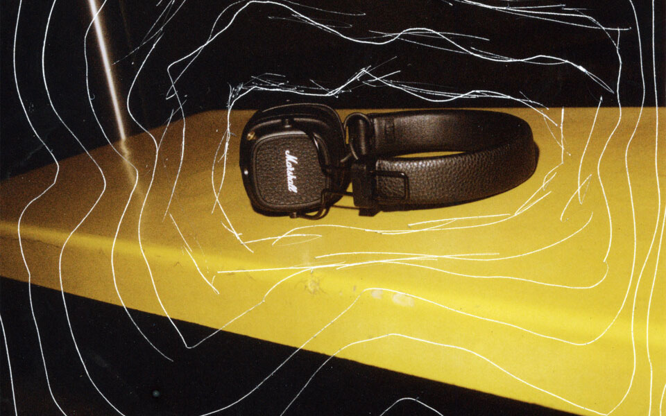 Słuchawki Marshall Major V z widocznym logo Marshalla