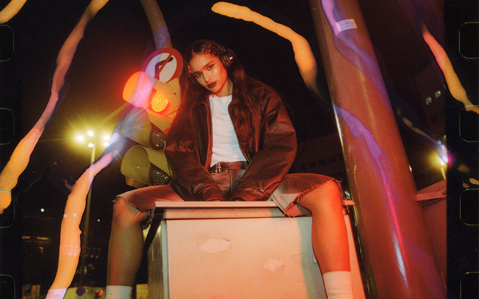 Osoba korzysta ze słuchawek Marshall Major V przez długi czas