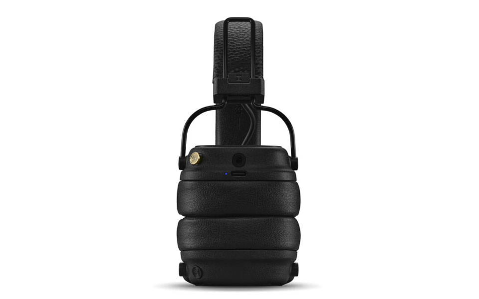 Słuchawki Marshall Major V w trakcie ładowania bezprzewodowego