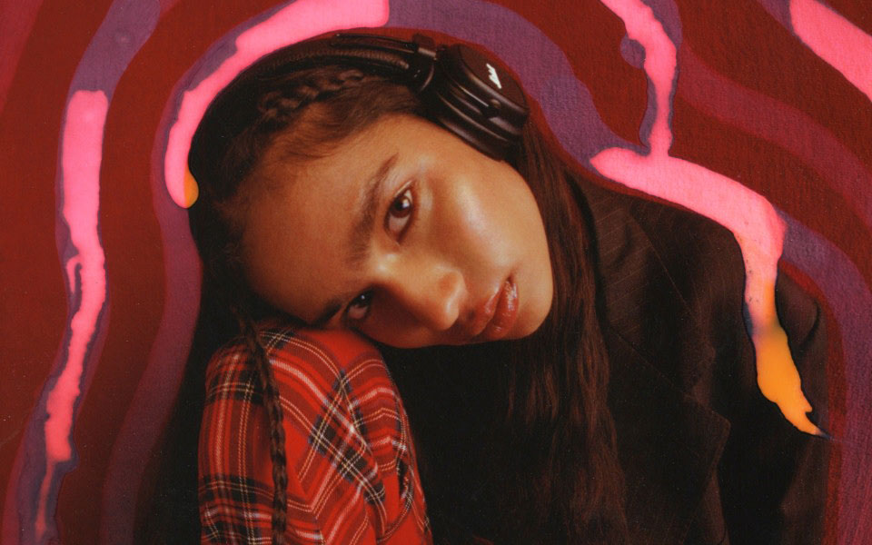 Słuchawki Marshall Major V w trakcie ładowania bezprzewodowego