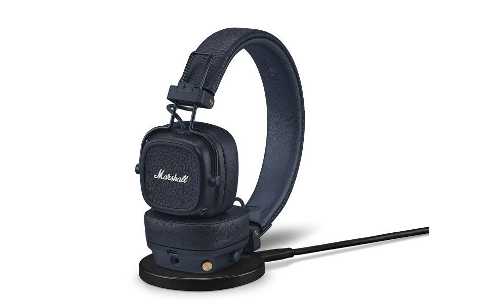 Słuchawki Marshall Major V w trakcie ładowania bezprzewodowego
