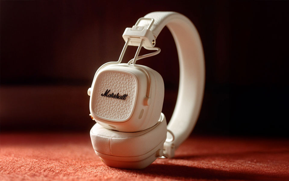 Słuchawki Marshall Major V z widocznym logo Marshalla