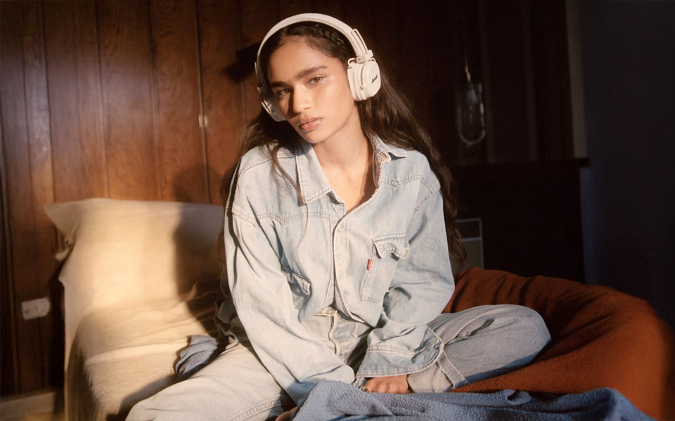 Osoba korzysta ze słuchawek Marshall Major V przez długi czas