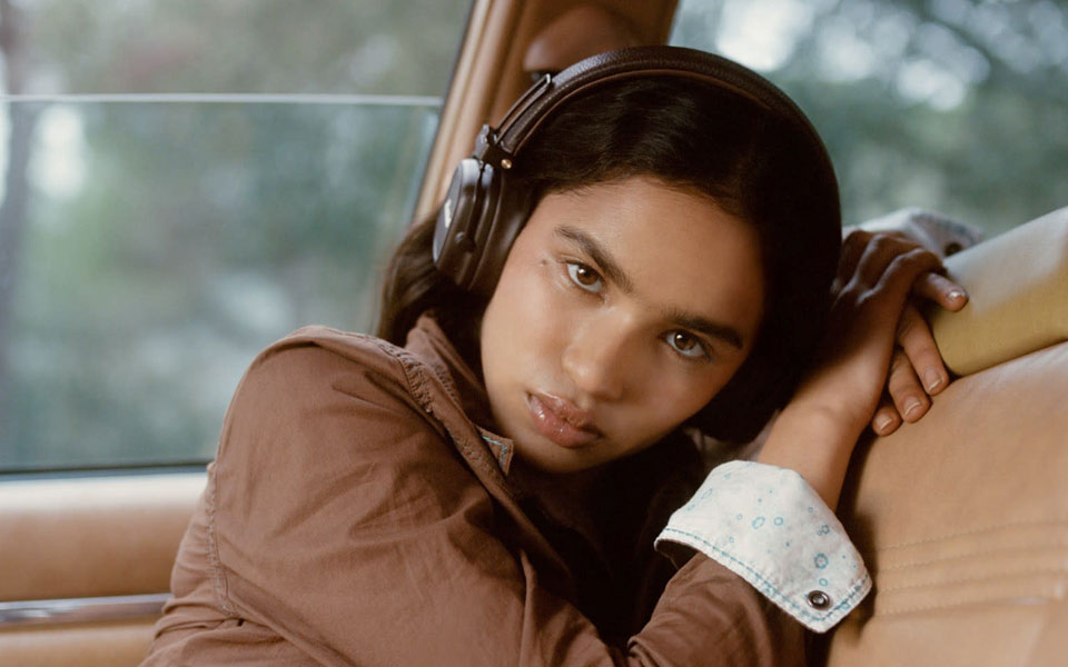 Osoba korzysta ze słuchawek Marshall Major V przez długi czas