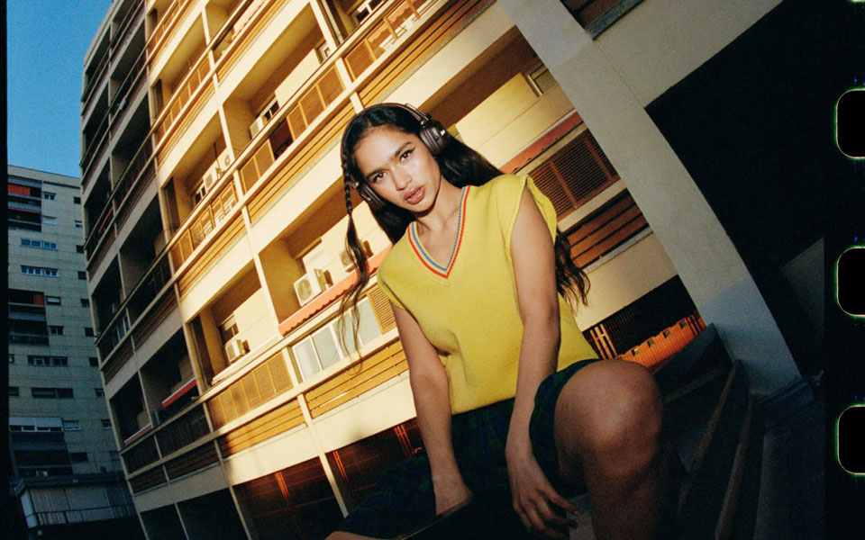 Użytkownik używa słuchawek Marshall Major V w terenie miejskim